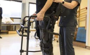 仿生服可以帮助瘫痪患者站立和行走