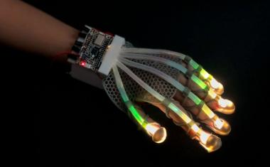 “皮肤”传感器赋予机器人人类的感觉