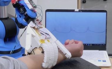 研究人员开发传感机器人保健助手