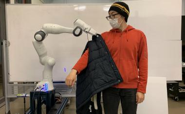 机器人帮助行动不便的人穿衣服
