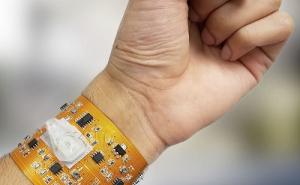 智能腕带可以监测心率和身体活动