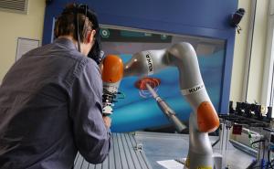 虚拟现实与轻量级机器人模拟髋关节置换术