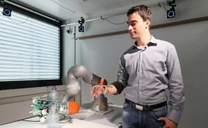 Robotic hand merges amputee and robotic Control