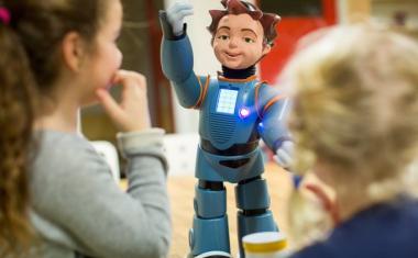 孩子们从和社交机器人一起学习中受益