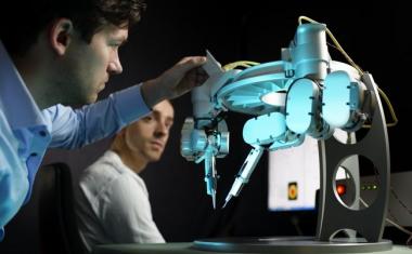 显微外科手术机器人首次通过临床测试
