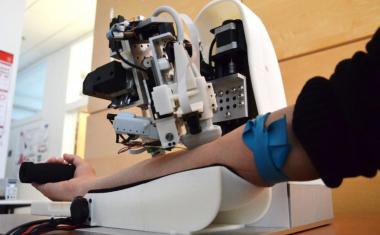 机器人使用人工智能和成像技术抽血