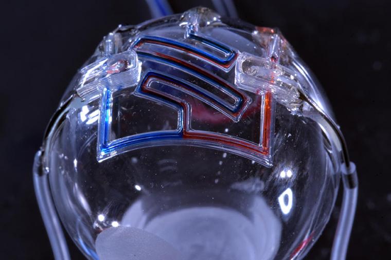 研究人员在曲面上3D打印了微流体通道，提供了…