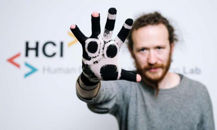 聚合手套，可以用来数字捕捉手的动作。