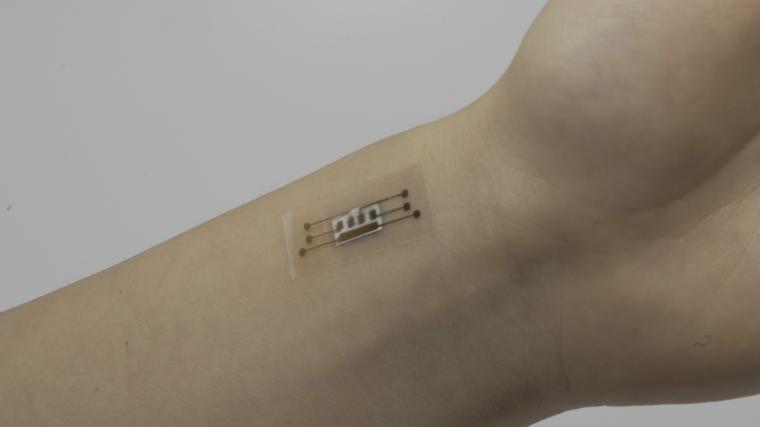 柔性迹线传感器贴片可以放置在皮肤上以测量血液流量......