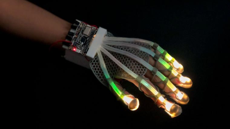 研究人员设计了一种3d打印的镶有可伸缩光纤的手套。