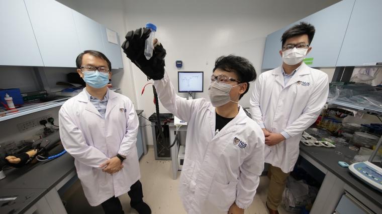 博士生杨海涛(中)正在演示一个柔软的机器人……