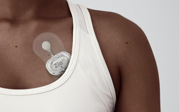 可穿戴式心脏监测仪可以连续测量和记录某人的情况。