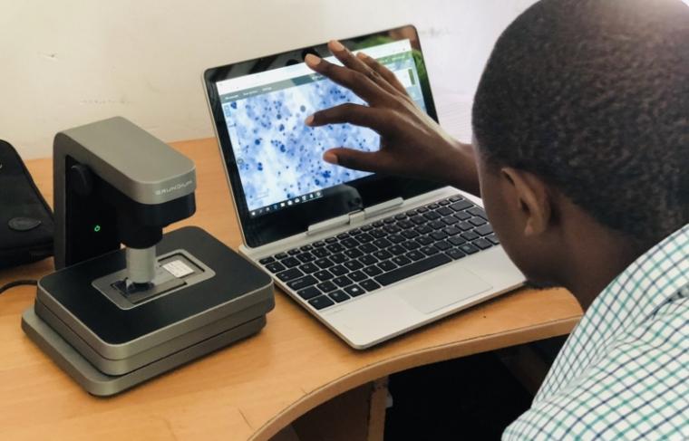 实验室经理Martin Muinde在肯尼亚Kinondo诊所扫描子宫颈抹片。