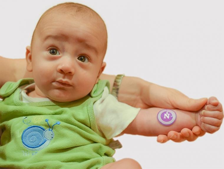 一个健康的婴儿模仿这个装置