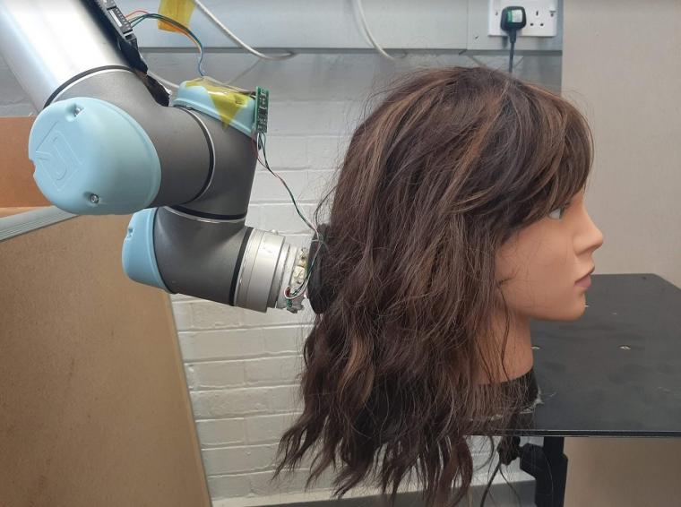 机器人帮你整理头发:个人护理机器人可以帮你……