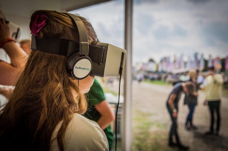 一名低地音乐节的游客参与了这项研究，在虚拟现实中……