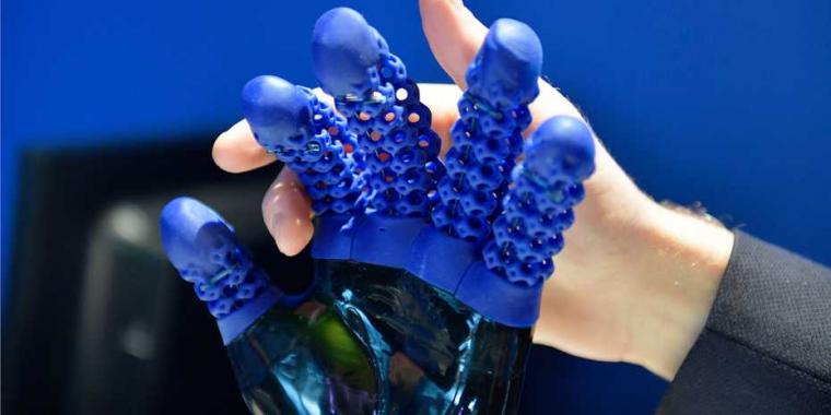 机器人柔软手的手套是用光谱塑料硅胶打印制成的。
