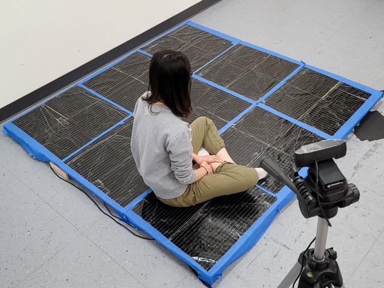 智能地毯从触觉信号推断出3D姿势。
