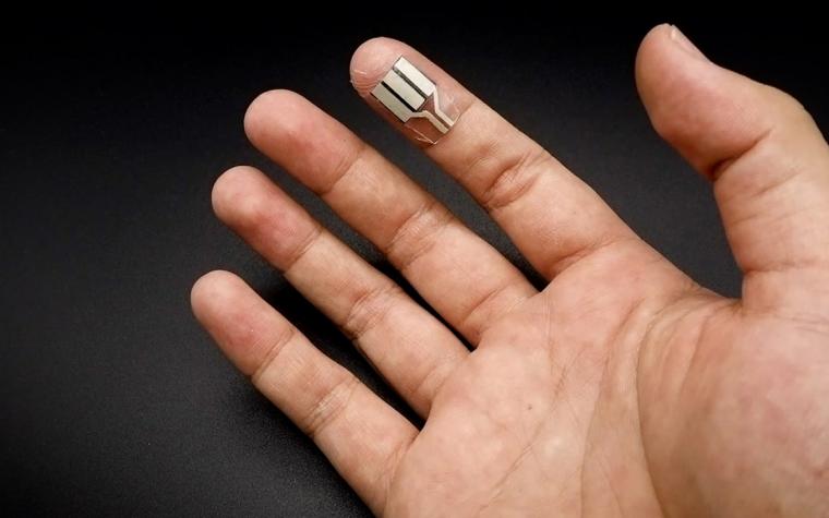 这种薄条可以戴在指尖上，产生少量的……
