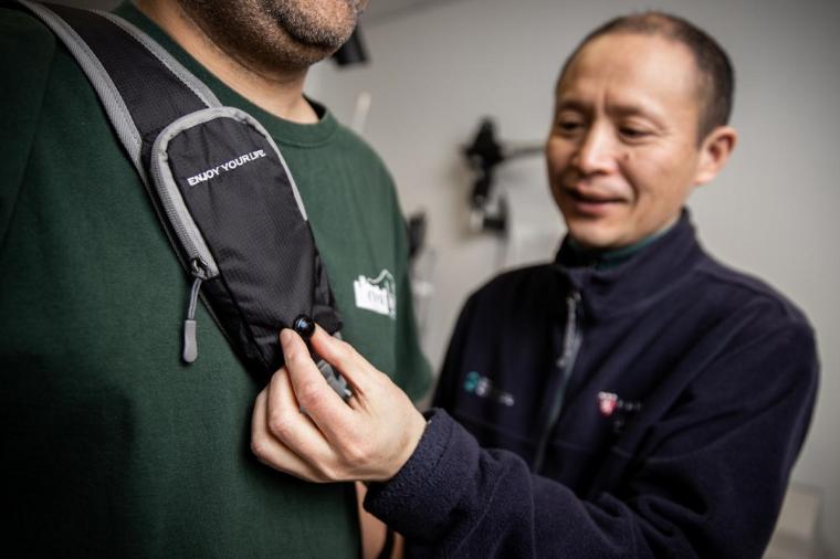 Gang Luo展示了可穿戴式碰撞装置表带上的摄像头。