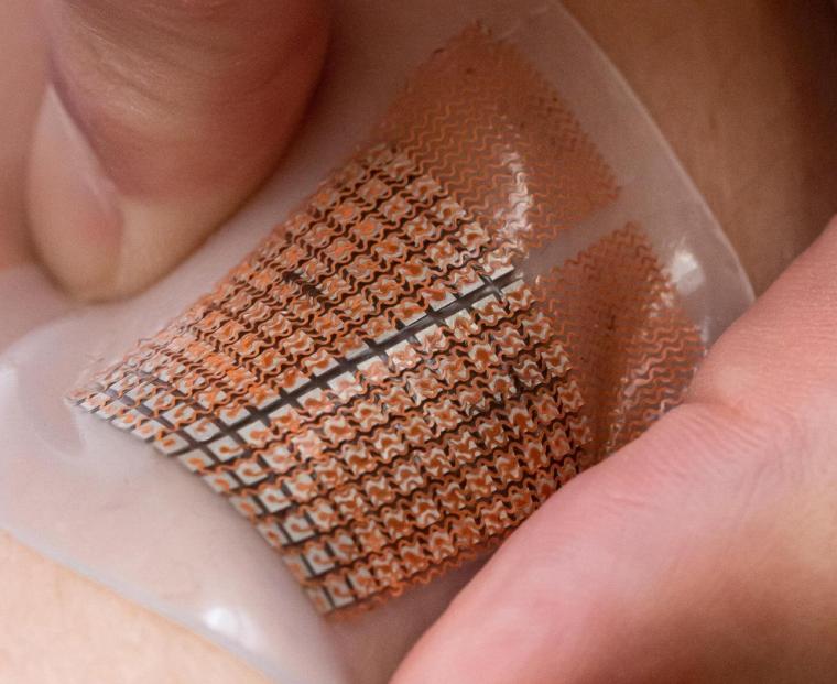 弹性皮肤贴片使用超声波监测血流。