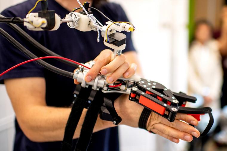 东北大学的机器人研究人员正在研发一种帮助机器人的技术……