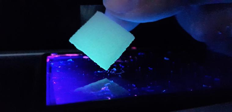 贴片可以在3D打印机中进行定制，并由绿灯激活。