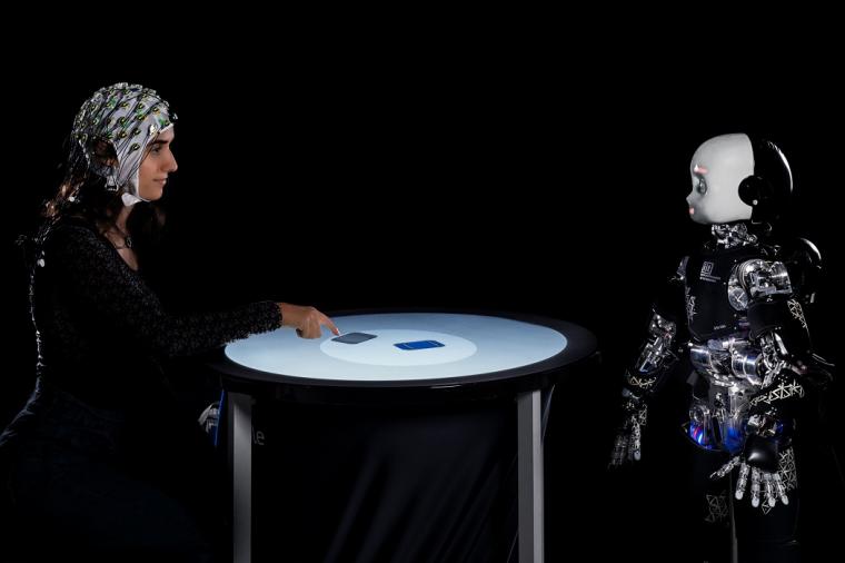 女人和人形机器人互相凝视