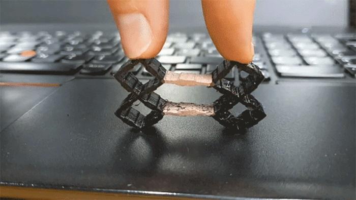 这种灵活的输入装置是用铜色的碎片印刷的3D。