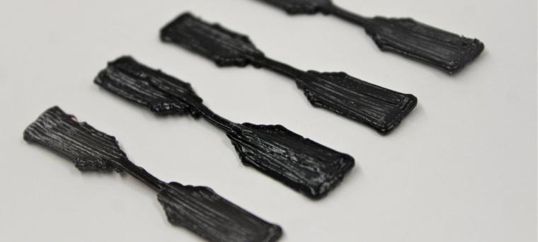 3d打印狗骨形状的纳米复合材料标本。