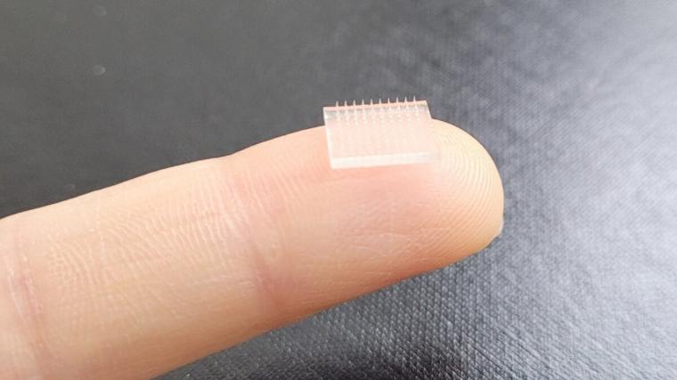 手指上的微型针头疫苗贴片