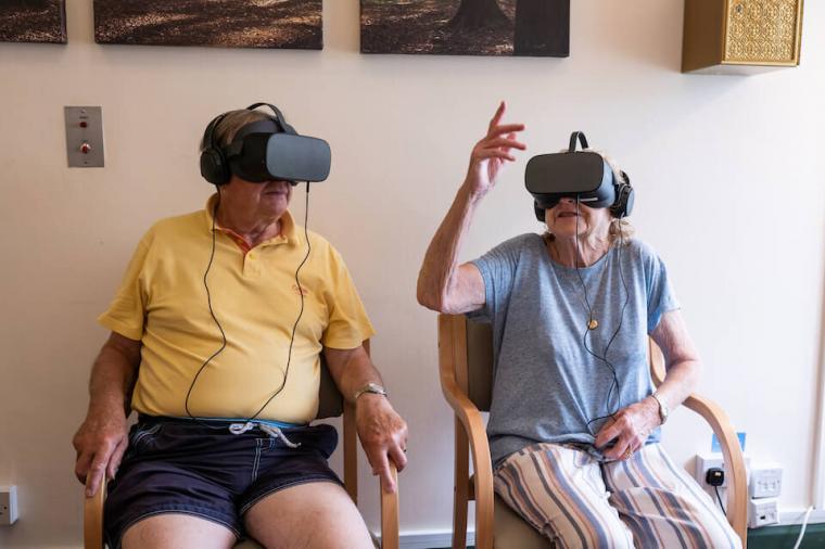 两个戴着虚拟现实头盔的老人。