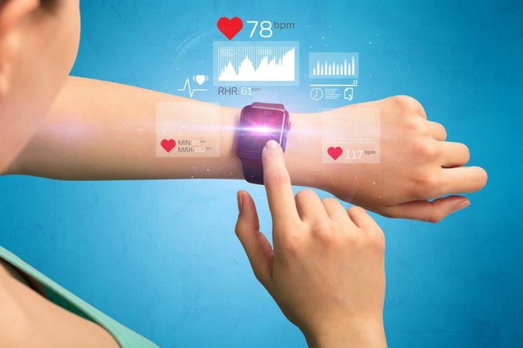 女性手与智能手表和健康应用程序图标