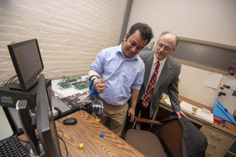 特德·克兰西(右)，WPI的电子和计算机工程教授，是……