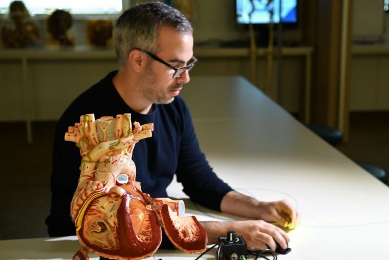 首席研究员Albert Ruiz-Vargas博士带着1毫米心脏探针原型…