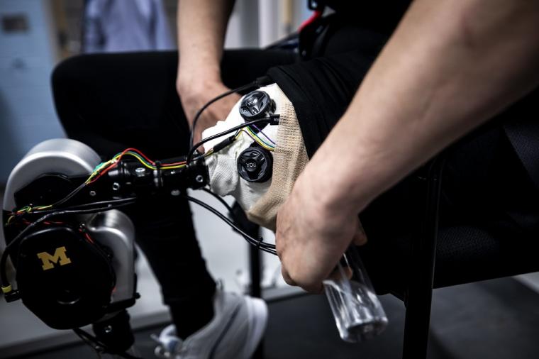 Dawn Jordan Musil测试Elliott Rouse设计的开源机器人腿...