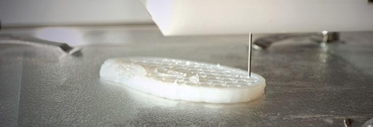 利用生物绘图仪，可以将粘性纳米纤维素水凝胶打印成…