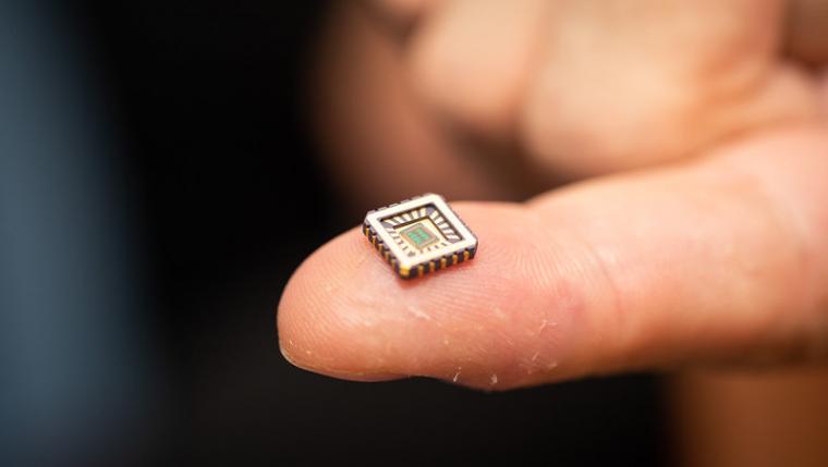 研究人员已经开发出了一种低功耗的硅芯片，这种芯片可以模拟电路。