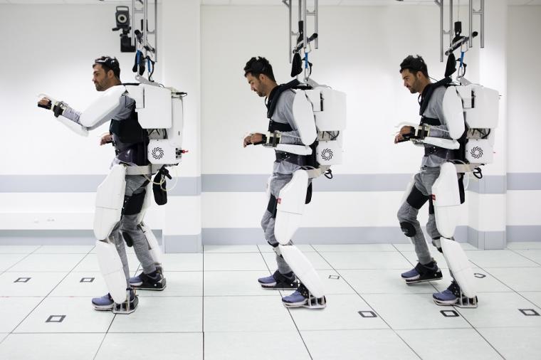 一个由大脑信号控制的四肢机器人系统帮助了一个四肢瘫痪的人。
