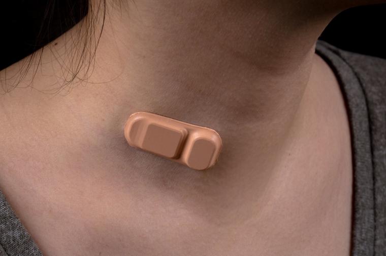 一名妇女在脖子上戴了一个新的可穿戴分流监视器。
