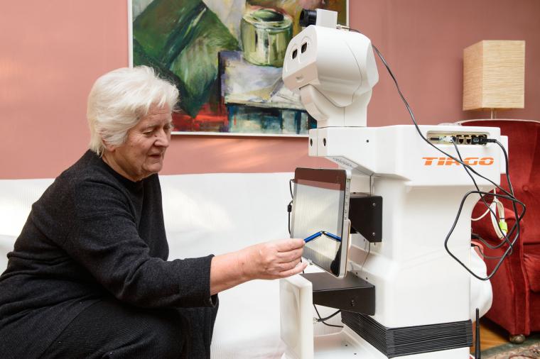安装在养老院各处的传感器帮助这个机器人保持健康。