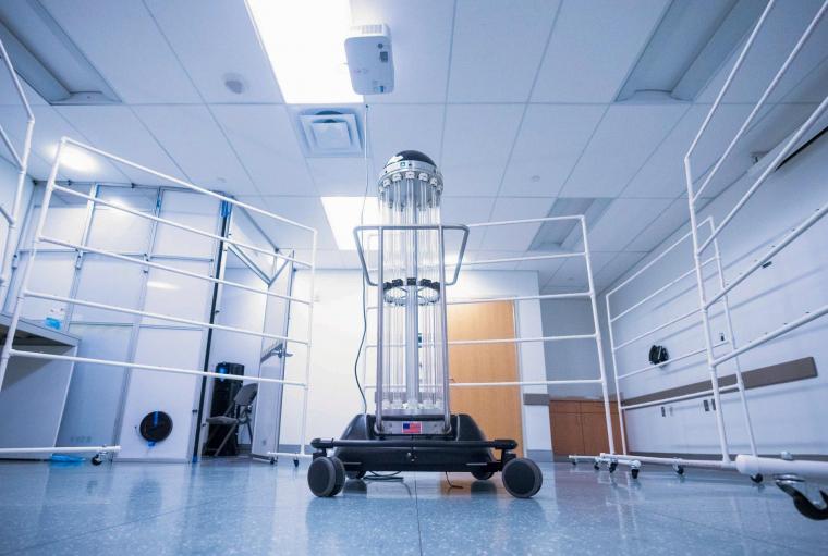 UVA健康获得了机器人，组装它，训练员工使用它，并把它……
