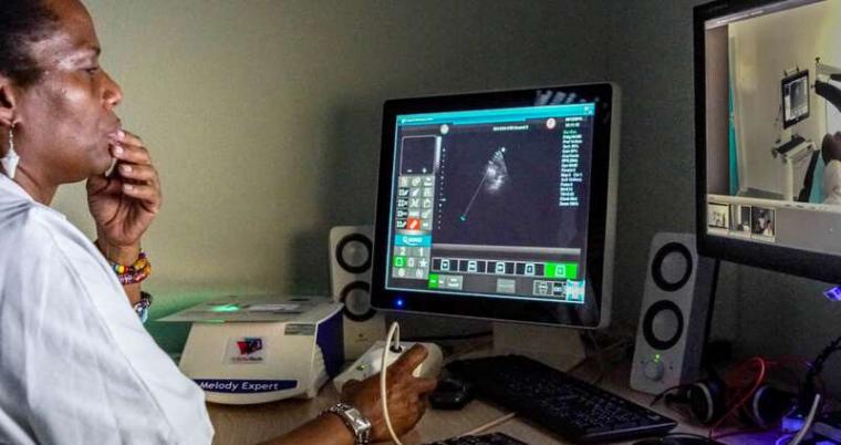 放射科医生用假人遥控超声探头。