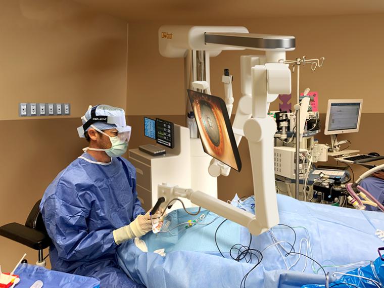 这位外科医生使用的是全新的ORLenz增强现实手术耳机。
