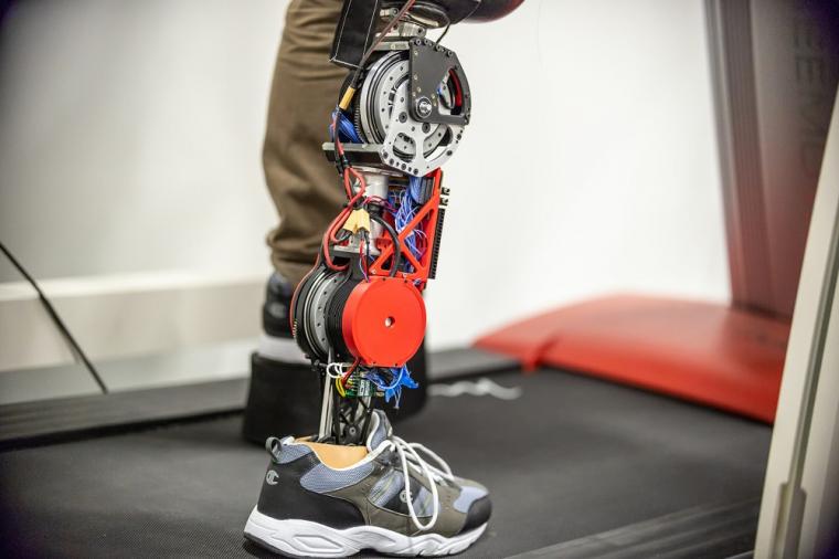 驱动膝盖和脚踝的强大马达可以推动使用者的身体。