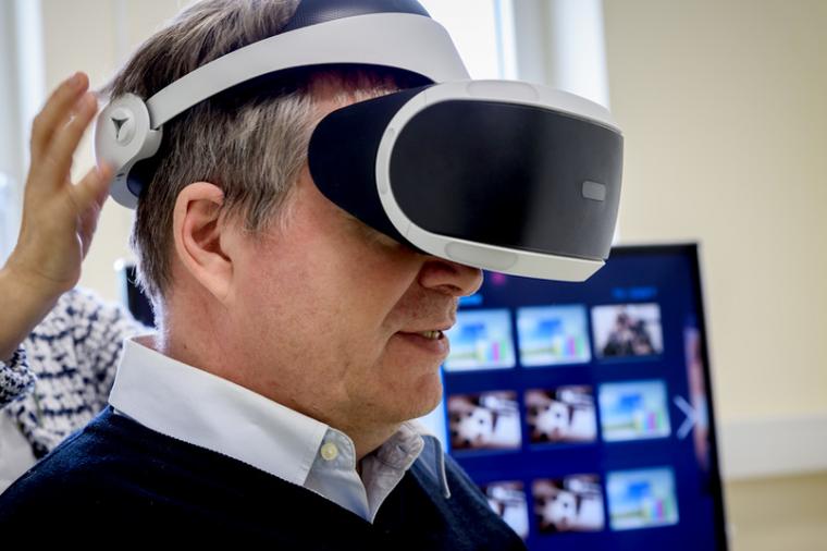 使用VR头戴式设备，医疗保健专业人员可以进行访谈……