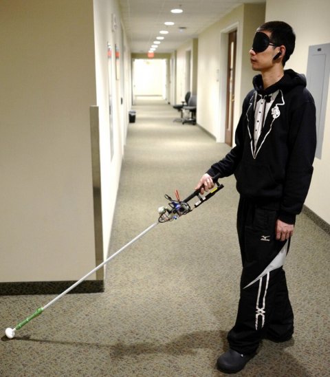 研究作者金灵秋对机器人拐杖进行了测试。