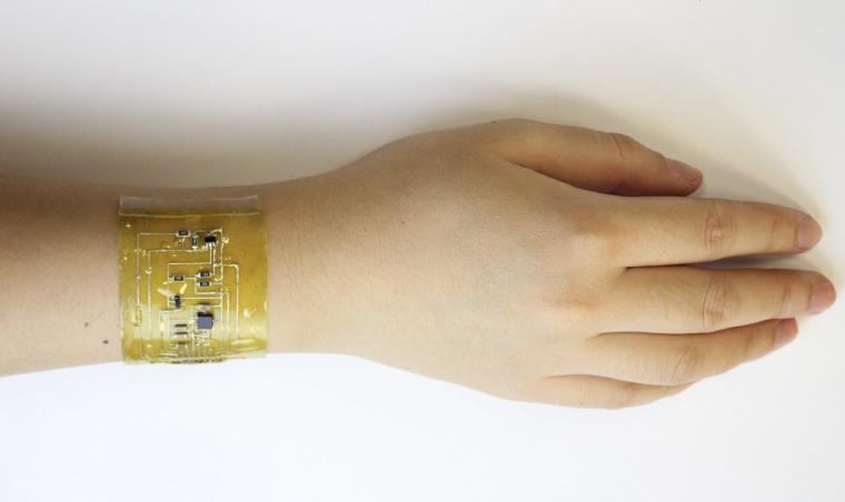 一个人的手腕上戴着一个电子皮肤装置。